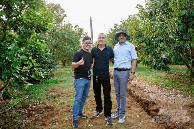 Ông Kg Krishnamurthy (ngoài cùng bên phải), Giám đốc Nhánh Khoa học cây trồng của Bayer Việt Nam cho biết, mô hình canh tác sầu riêng bền vững với sự hợp tác của Trung tâm Khuyến nông Đắk Nông thể hiện cam kết vững chắc trong việc trao quyền cho nhà nông và thúc đẩy sự phát triển của địa phương. Ảnh: Bình Minh.