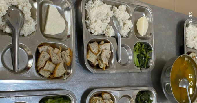 Suất ăn trưa ngày 21/12/2023 của học sinh trường Tiểu học Điện Biên 1. Ảnh: VNE.