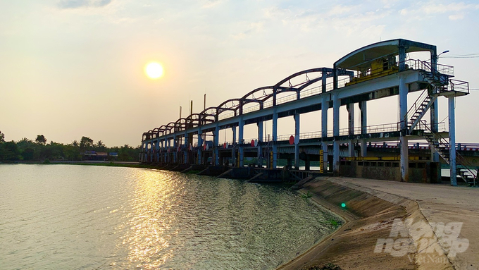 Theo chủ đầu tư, hồ chứa nước sông Láng Thé có sức chứa hơn 10 triệu m3 nước ngọt để phục vụ sản xuất nông nghiệp. Ảnh: Hồ Thảo.