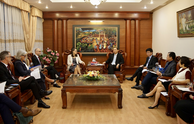 Deputy Minister Phung Duc Tien met with Canadian Climate Change Ambassador Catherine Steward on March 14. 