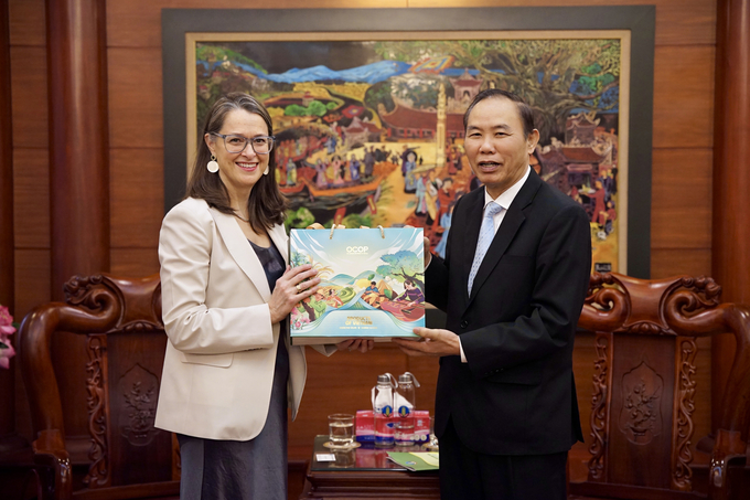 Deputy Minister Phung Duc Tien presented a Vietnam OCOP product to Canadian Climate Change Ambassador Catherine Steward.