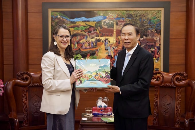 Thứ trưởng Phùng Đức Tiến trao quà là sản phẩm OCOP Việt Nam cho Đại sứ Biến đổi khí hậu Canada Catherine Steward. 