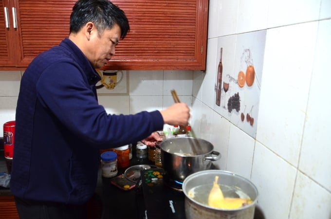 Anh Nguyễn Xuân Quân vào bếp nấu canh măng đãi khách. Ảnh: Dương Đình Tường.