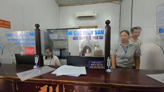 Authorities strictly control the number of ships entering and leaving the fishing port. Photo: Dinh Muoi.