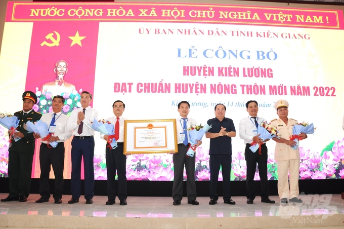 Lãnh đạo tỉnh Kiên Giang trao quyết định của Thủ tướng Chính phủ công nhận đạt chuẩn huyện nông thôn mới cho đại diện chính quyền huyện Kiên Lương. Ảnh: Trung Chánh.