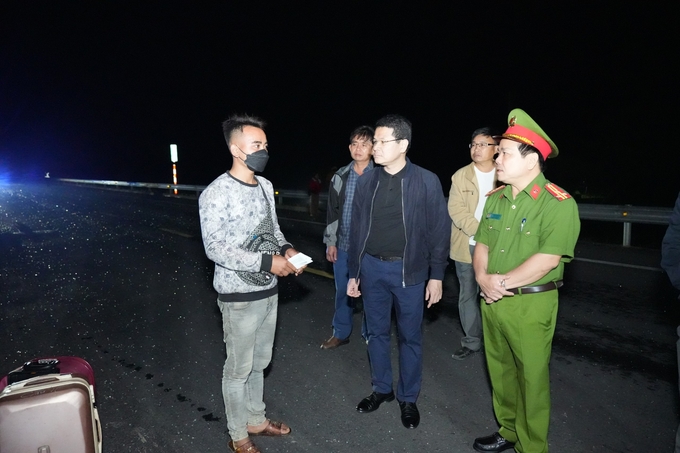 Lãnh đạo tỉnh Thừa Thiên - Huế có mặt tại hiện trường vụ tai nạn. Ảnh: CĐ.