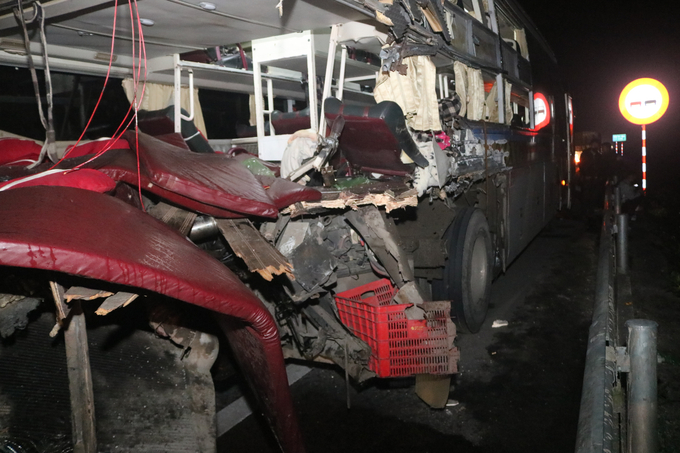 Chiếc xe khách gặp tai nạn trên cao tốc Cam Lộ - La Sơn. Ảnh: CĐ.