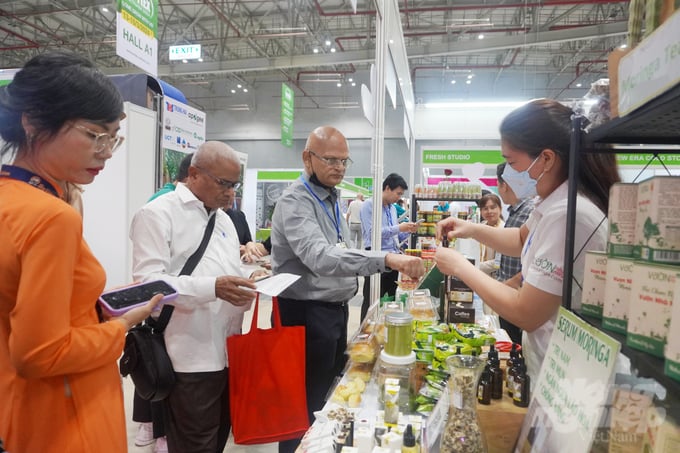 Thông qua các hội chợ triển lãm, các doanh nghiệp Việt Nam, Thái Lan mong muốn tìm kiếm được nhiều tệp khách hàng mới. Ảnh: Nguyễn Thủy.