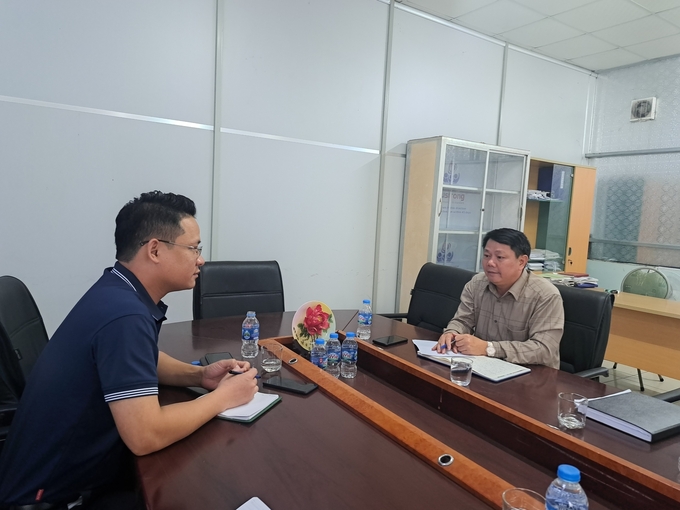 Ông Lê Bá Chiều, Phó Tổng Giám đốc phụ trách nguyên liệu Công ty Mía đường Lam Sơn (bên phải) trao đổi với phóng viên. Ảnh: VH.