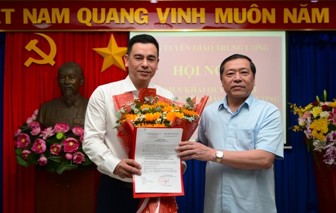 Ông Lại Xuân Môn, Phó Trưởng ban Thường trực Ban Tuyên giáo Trung ương trao quyết định bổ nhiệm ông Phạm Quý Trọng, Trưởng phòng Trị sự Tạp chí Tuyên giáo, giữ chức Phó Vụ trưởng, Phó Trưởng Cơ quan thường trực khu vực miền Nam. Ảnh: TG.