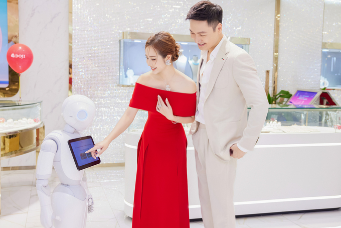 Hình thức mua sắm mới ứng dụng trí tuệ nhân tạo cùng công nghệ thực tế ảo đã 'ghi điểm' với cặp đôi và nhiều khách hàng