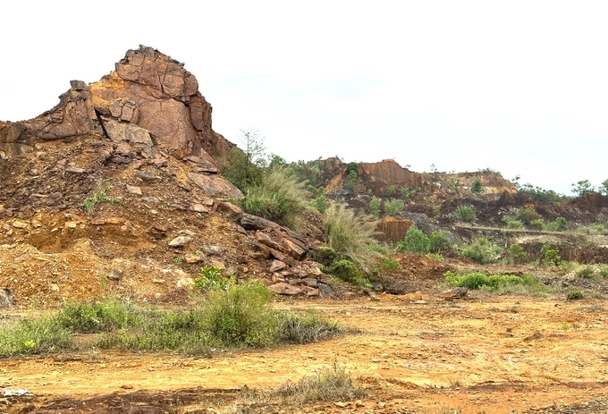 Khu vực đồi đá bị bỏ lại sau khi đơn vị tận thu khoảng 1 triệu m3 đất. Ảnh: L.K.