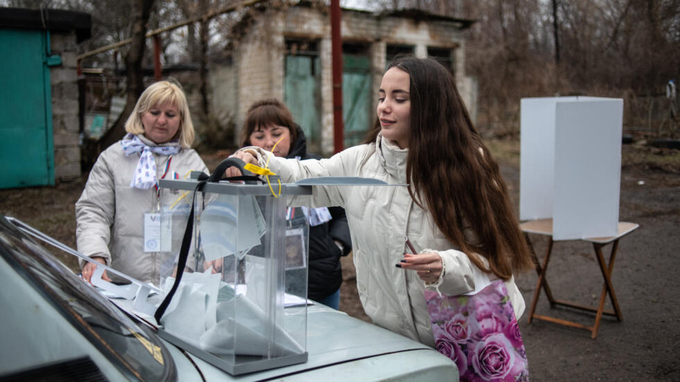 Người dân đi bỏ phiếu sớm tại một trạm bỏ phiếu di động ở Donetsk, vùng lãnh thổ Ukraine sáp nhập vào Nga hồi tháng 9/2022. Ảnh: AFP.