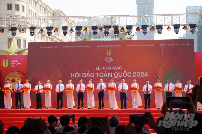 Đại biểu cắt băng khai mạc Hội Báo toàn quốc 2024. Ảnh: Nguyễn Thủy.