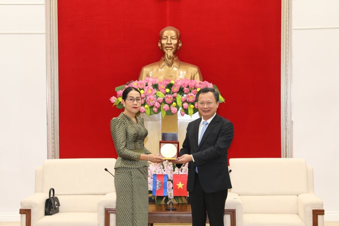 Chủ tịch UBND tỉnh Cao Tường Huy tặng quà lưu niệm cho bà Sok Vilay, Quốc vụ khanh, Bộ Thanh tra Campuchia. Ảnh:  Đỗ Phương