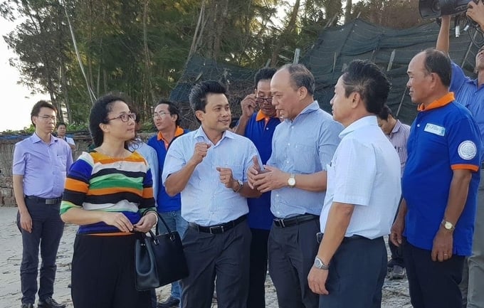 Nguyên Thứ trưởng Bộ NN-PTNT Vũ Văn Tám trao đổi với Hội cộng đồng ngư dân xã Tân Thuận, huyện Hàm Thuận Nam, Bình Thuận năm 2017.   