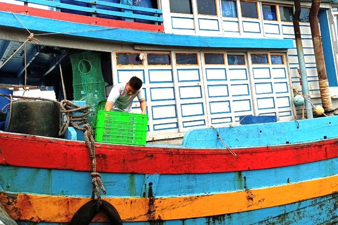 Ngư dân Bình Định đã ý thức việc thu gom rác thải sinh hoạt trong những chuyến biển đưa vào bờ. Ảnh: V.Đ.T.