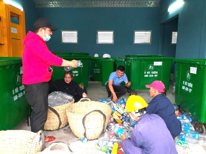 Hoạt động phân loại rác thải tại Cảng cá Quy Nhơn (Bình Định). Ảnh: V.Đ.T.