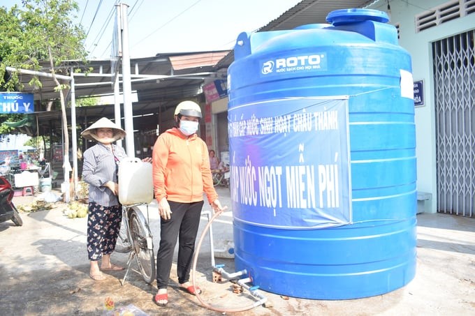 People get water at free water supply stations. Photo: Minh Dam.