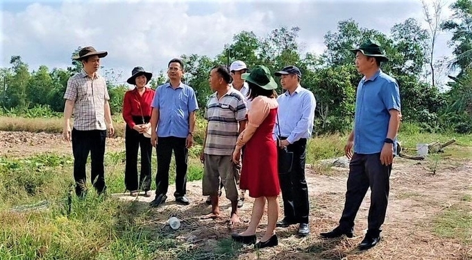 Đoàn công tác của Cục Thủy lợi (Bộ NN-PTNT) kiểm tra hạn mặn tại huyện Trần Văn Thời. Ảnh: Trọng Linh.