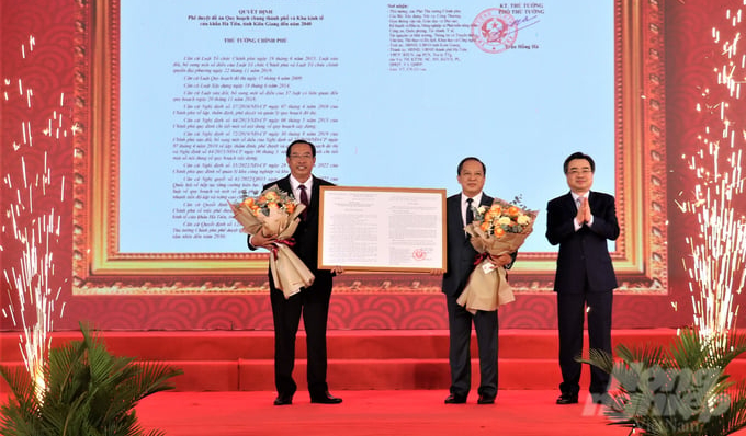 Minister of Construction Nguyen Thanh Nghi handed over the Prime Minister's Decision approving the General Planning project of Ha Tien City and Border Gate Economic Zone until 2040 to Ha Tien City leaders. Photo: Trung Chanh.