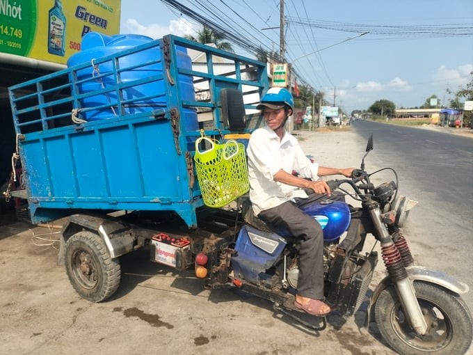 The vehicle wash shop rents motorbikes to transport fresh water from local ponds. Photo: Minh Dam.