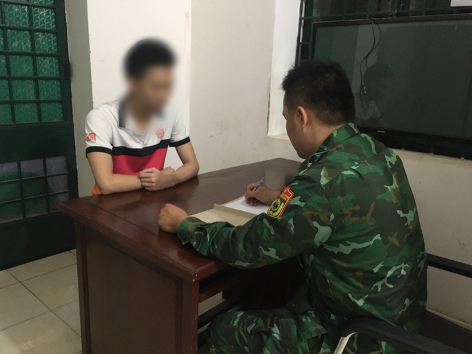 Bộ đội Biên phòng tỉnh Tây Ninh làm việc với Phong sau khi được giải cứu thành công. Ảnh: BPTN.