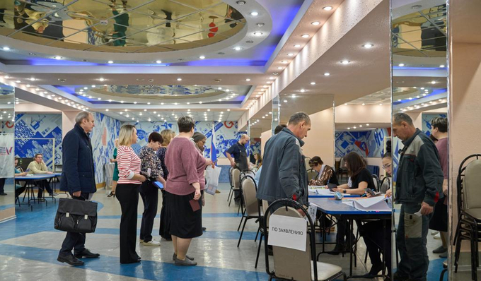 Những người dân đầu tiên đi bầu cử Tổng thống Nga ở Vladivostok, vùng Viễn Đông Nga, ngày 15/3. Ảnh: Tân Hoa Xã. 