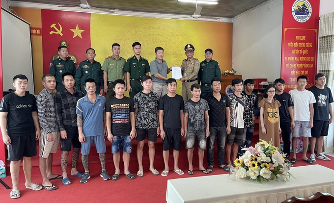 Biên phòng tỉnh Tây Ninh phối hợp với các cơ quan liên quan tiếp nhận 15 công dân Việt Nam bị lừa, cưỡng bức lao động tại Campuchia. Ảnh: BPTN.