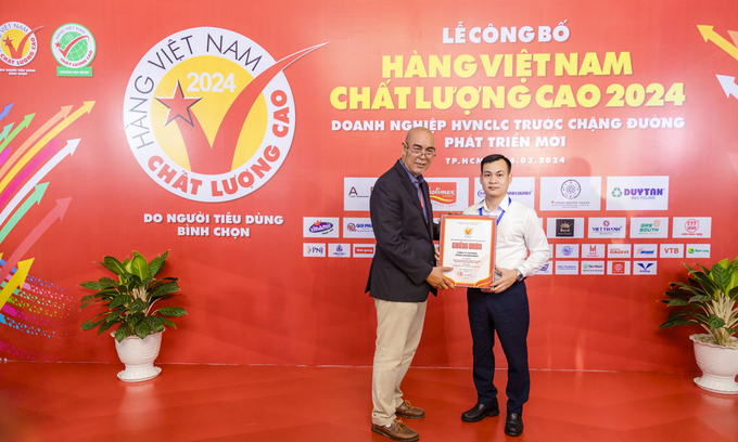 Ông Dương Như Đức, Giám đốc Công ty CP Phân lân Ninh Bình (bên phải) đón nhận Chứng nhận Hàng Việt Nam chất lượng cao 2024.