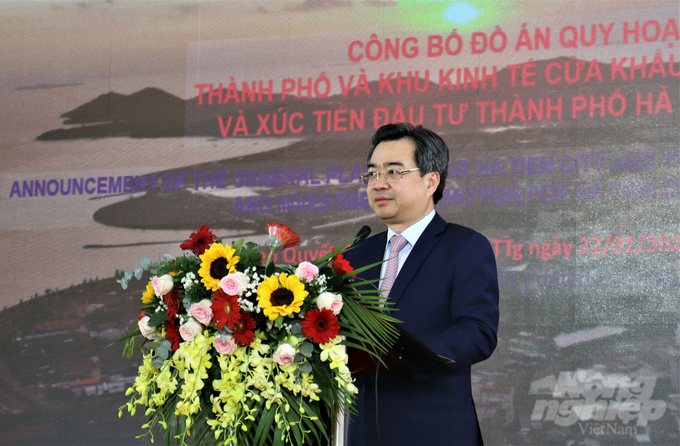 Minister of Construction Nguyen Thanh Nghi requested that Kien Giang province, during the planning implementation process, must strictly protect heritage, forest areas, river systems, natural lagoons, coastal spaces, and other natural values and unique identities of Ha Tien city. Photo: Trung Chanh.