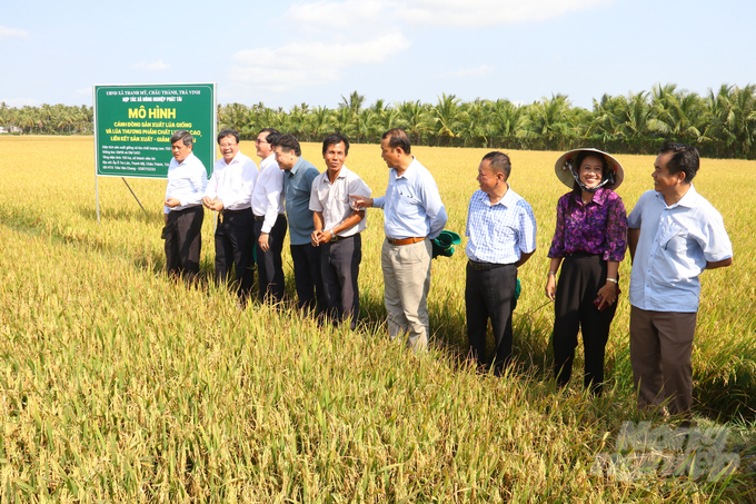 Deputy Minister of Agriculture and Rural Development Tran Thanh Nam surveys at Phat Tai Agricultural Cooperative. Photo: HT.