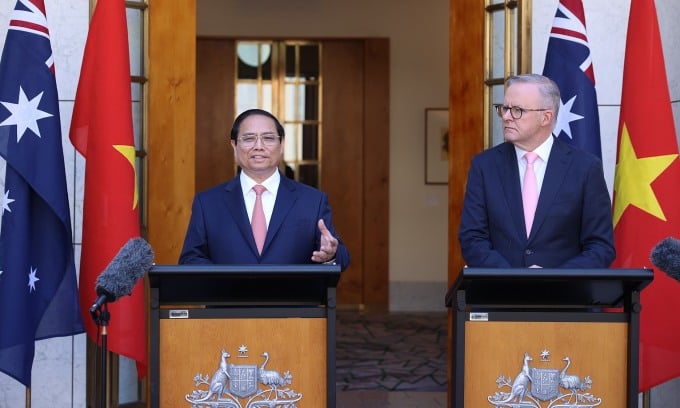Thủ tướng Phạm Minh Chính (trái) và Thủ tướng Australia Anthony Albanese tại cuộc họp báo sau cuộc đối thoại ở Canberra, Australia, ngày 7/3/2024. Ảnh: Nhật Bắc/VGP.
