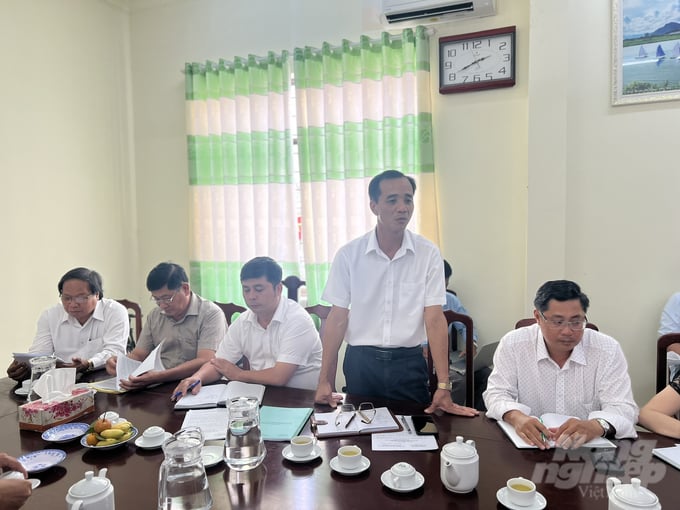 Ông Ngô Nguyên Phong, Phó Giám đốc Sở NN-PTNT tỉnh Bạc Liêu trao đổi với đoàn công tác Cục Thủy lợi. Ảnh: Trọng Linh.