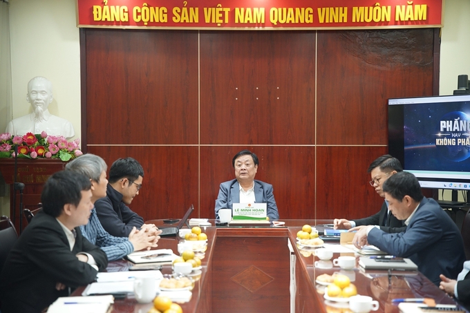 Bộ trưởng Bộ NN-PTNT Lê Minh Hoan chia sẻ và lắng nghe ý kiến đề xuất của lãnh đạo và cán bộ chủ chốt của Trung tâm Chuyển đổi số và Thống kê nông nghiệp. 