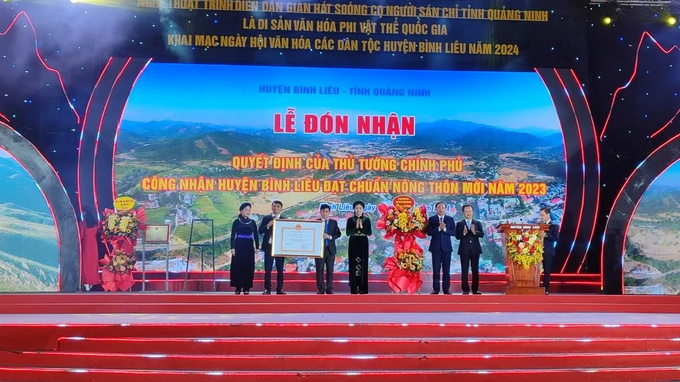 Trao Quyết định công nhận huyện Bình Liêu đạt chuẩn nông thôn mới. Ảnh: Nguyễn Thành.