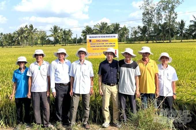 Mô hình sản xuất lúa an toàn, chất lượng cao sử dụng phân hữu cơ Matsuda Organic do Phòng NN-PTNT huyện Châu Thành phối hợp với Công ty Cổ phần Grow FA triển khai tại xã Thiện Mỹ. Ảnh: Kim Anh.