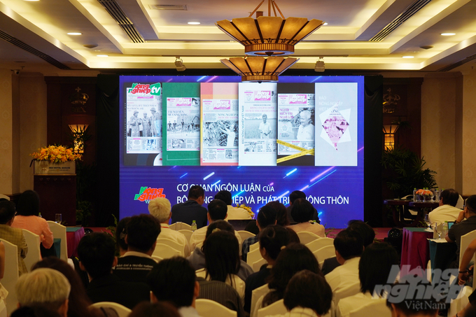 Video giới thiệu về sự phát triển của Báo Nông nghiệp Việt Nam trong giai đoạn hiện nay được trình chiếu tại Hội Báo toàn quốc 2024. Ảnh: Nguyễn Thủy.