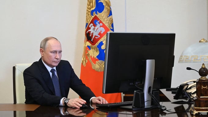 Tổng thống Nga Vladimir Putin bỏ phiếu trực tuyến tại dinh thự Novo-Ogaryovo ở ngoại ô Moscow hôm 15/3. Ảnh: Điện Kremlin.