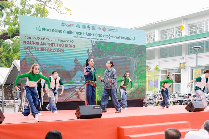 Hoa hậu H’Hen Niê và vũ công Quang Đăng đã trình diễn vũ điệu 'Ngừng ăn thịt thú rừng' tại lễ phát động. Ảnh: CĐ.
