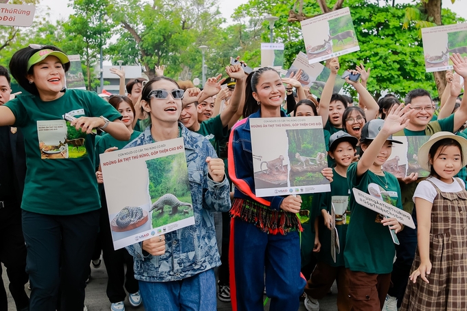 Hoa hậu H’Hen Niê với thông điệp 'Ngừng ăn thịt thú rừng, góp thiện cho đời' tại lễ phát động. Ảnh: CĐ.