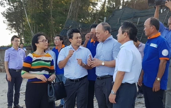 Former Deputy Minister of Agriculture and Rural Development Vu Van Tam discussed with the Fishermen Community Association of Tan Thuan commune, Ham Thuan Nam district, Binh Thuan in 2017.