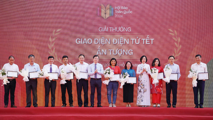 Ban Tổ chức Hội Báo toàn quốc trao 19 giải thưởng Giao diện điện tử Tết ấn tượng. 