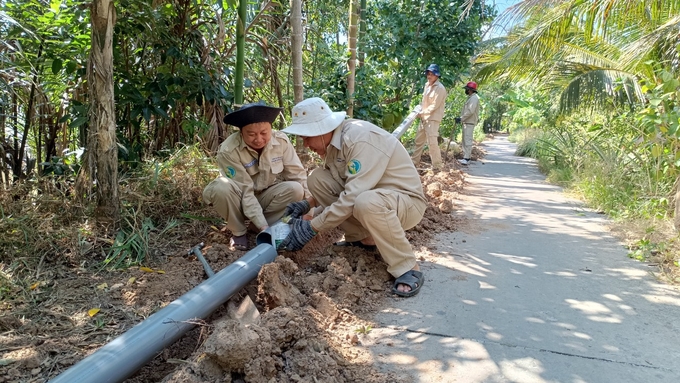 Trung tâm Nước sạch và Vệ sinh môi trường nông thôn tỉnh tăng cường đấu nối tuyến ống giữa các trạm cấp nước để đáp ứng nhu cầu tăng cao của người dân trong các tháng cao điểm mùa khô. Ảnh: Kim Anh.