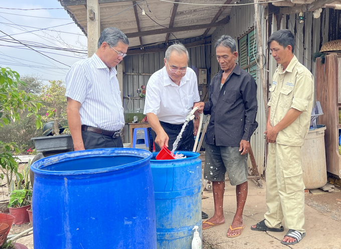 Lãnh đạo ngành nông nghiệp tỉnh Sóc Trăng kiểm tra chất lượng nguồn nước phục vụ sinh hoạt của người dân tại các địa phương nằm trong vùng ảnh hưởng do mặn xâm nhập. Ảnh: Kim Anh.