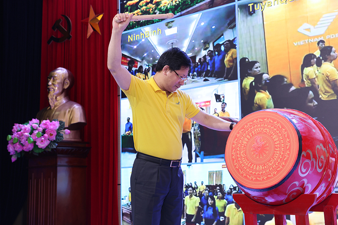 Tổng Giám đốc Tổng Công ty Bưu điện Việt Nam Chu Quang Hào thực hiện nghi thức đánh trống lệnh ra quân. Ảnh: VN Post.
