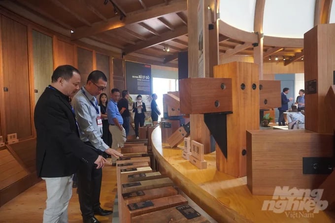 Tran Duc Group's exhibition booth attracted many visitors. Photo: Nguyen Thuy.