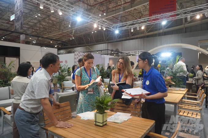 Many international buyers come to learn about wooden products at HawaExpo 2024. Photo: Nguyen Thuy.