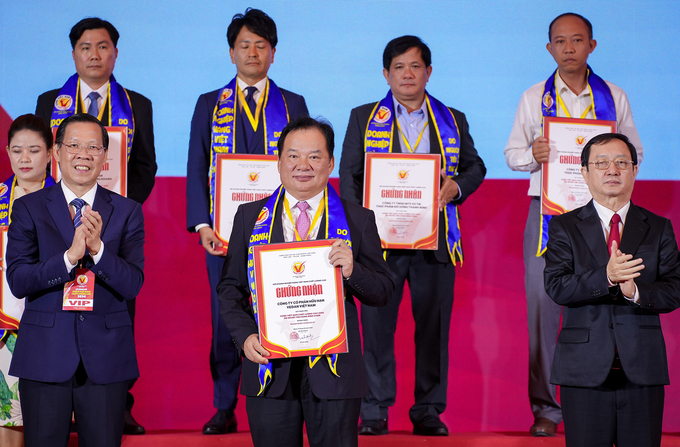 Ông Hwang Fa Jane, đại diện Vedan Việt Nam nhận chứng nhận Hàng Việt Nam chất lượng cao 2024 từ Ban tổ chức.