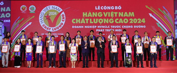Đại diện các doanh nghiệp nhận chứng nhận Hàng Việt Nam chất lượng cao do người tiêu dùng bình chọn năm 2024.
